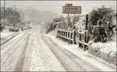 Nous sommes à présent en Bretagne, à l'entrée de Kervoyal. Hameau de la commune de Damgan, dans l'arrondissement de Vannes, il se situe dans le département ...