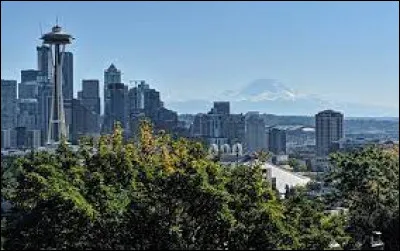 Nature : Quel mont, culminant à 4392 mètres, est visible depuis Seattle ?