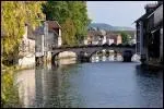 Perle de la Loue, Petite Venise, cette petite ville doit son succs  sa rivire qui coule entre deux ranges de vieilles maisons sur pilotis, peintes par Courbet.