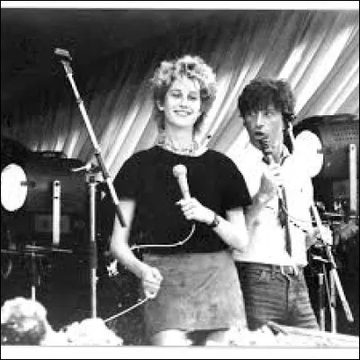 Complétez les paroles de cette chanson : 
Chacun fait : _ heures du mat' j'ai des frissons
Je claque des dents et je monte le son
Seul sur le lit dans mes draps bleus froissés
C'est l'insomnie, sommeil cassé.