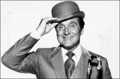 Chapeau melon et bottes de cuir : quel acteur jouait le rôle de "John Steed" dans cette série de 1961 ?