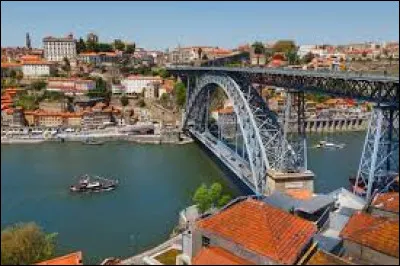 Dans quelle ville étrangère se trouve le pont Dom Luis, réalisé par un disciple de Gustave Eiffel qui s'est largement inspiré des travaux du maître ?