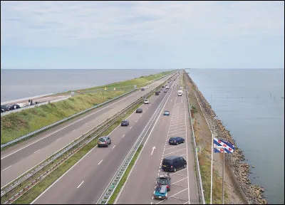 L'Afsluitdijk est la Digue du Nord qui relie la Hollande à la Frise. Sur une trentaine de km, elle sépare deux mers, lesquelles ?