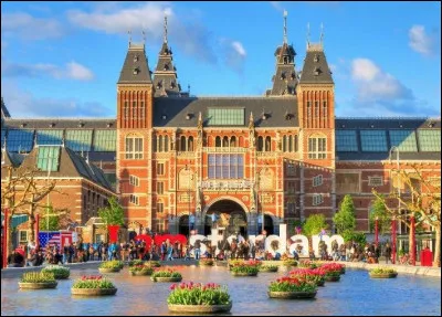 Quels grands chefs d'oeuvre peut-on admirer au Rijkmuseum, grand musée d'Amsterdam, dans lequel se trouvent les grandes uvres du Siècle d'Or hollandais ?