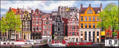 Comment appelle-t-on les maisons si célèbres d'Amsterdam ?
