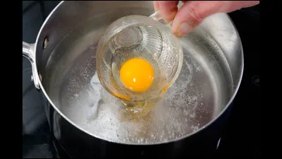 Complétez ce proverbe : "On ne fait pas d'omelette sans..."