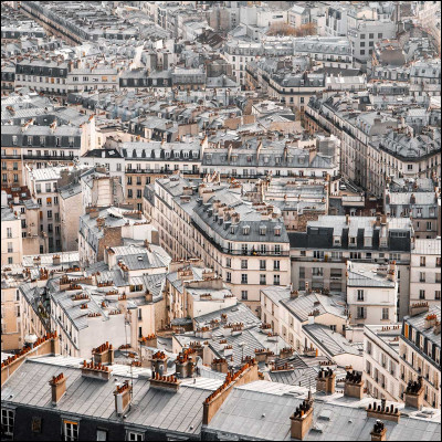 Quel est le nom du palais parisien incendié en 1871 où vécurent de nombreux souverains ?