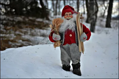 Avec quelle préparation culinaire les enfants norvégiens espèrent-ils attirer le Père Noël ?