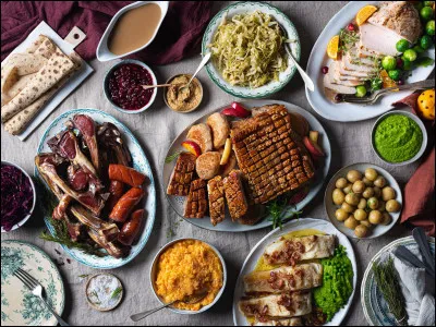 Avec quel poisson le lutefisk, un plat apprécié à Noël, est-il préparé ?