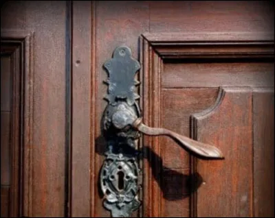 Il y a quatre pi&egrave;ces devant toi ferm&eacute;es &agrave; cl&eacute; ; dans chacune de ces pi&egrave;ces tu entends une ou plusieurs voix. Dans quelle pi&egrave;ce comptes-tu entrer ?