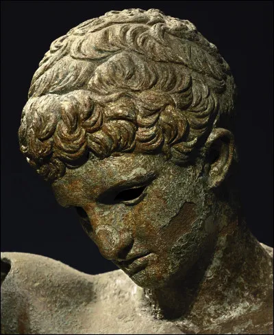 Partant du bel éphèbe, on peut remonter dans l'étymologie jusqu'à la déesse de la jeunesse !