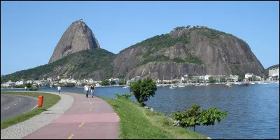 Géographie : Dans quelle baie se situe la ville de Rio ?
