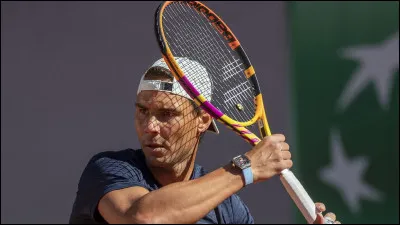 Nadal joue avec des vêtements Adidas.