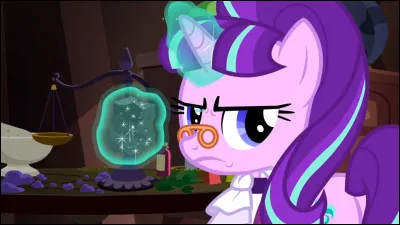 Quel est le nom du poney dont Twilight retrace l'histoire lors du feu chaleureux ?