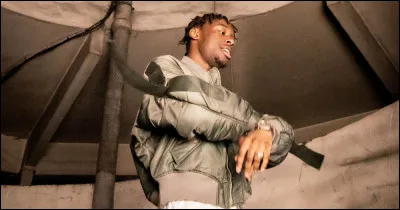 Termine ces paroles "Malgré les cernes, malgré les sommes, j'dois faire les sommes" ?