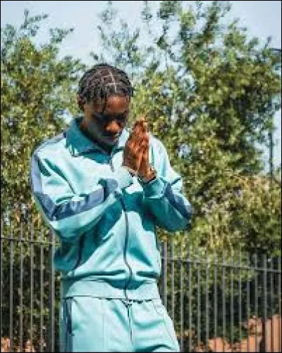 Avec quelle chanteuse, d'après les internautes, Tiakola serait-il en couple ?