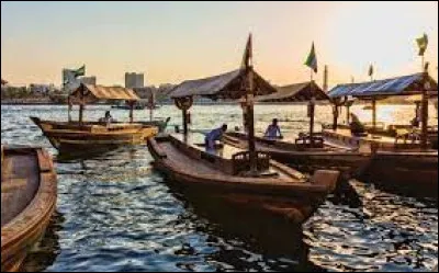 Transport : Comment s'appelle ces bateaux-navettes en bois que l'on peut voir dans la marina ?