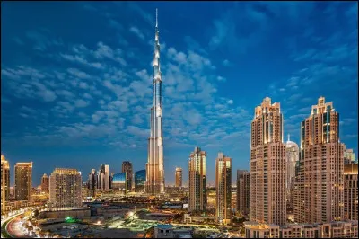 Lieu d'exception : &agrave; combien culmine la tour Burj Khalifa, qui est la plus haute tour du monde ?