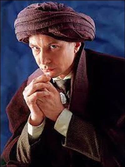 Harry rencontre le professeur Quirrell pour la première fois :