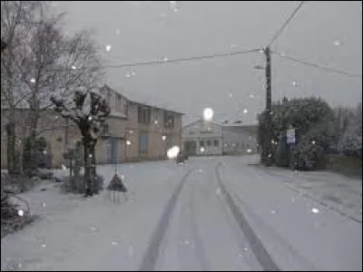 Nous terminons cette blanche balade dans les rues de Saint-Saturnin-du-Bois. Village picto-charentais, dans l'arrondissement de Rochefort, il se situe dans le département ...
