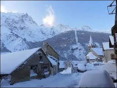 Je vous emmène en région P.A.C.A, à La Grave. Classée parmi les Plus Beaux Village de France, cette commune de l'arrondissement de Briançon, dont une partie se trouve dans le parc national des Écrins, se situe dans le département ...