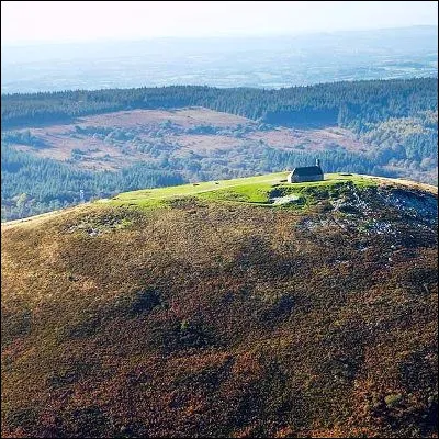 Quel massif montagneux de la Bretagne, c�ur de la Bretagne bretonnante, culmine au Roc'h Ruz &agrave; 385 m&egrave;tres ?
