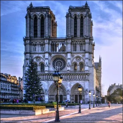 Quel chanteur r&eacute;v&eacute;l&eacute; par la com&eacute;die musicale "Notre-Dame de Paris" est l�interpr&egrave;te de la chanson "Je n�attendais que vous" ?