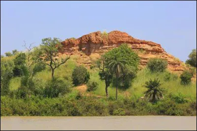 En quelle année le traité de Versailles attribue-t-il la Gambie au Royaume-Uni ?