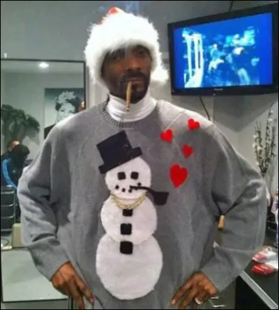 Quel est ce rappeur avec son bonnet et son pull gris de No&euml;l ?