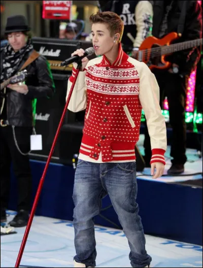 Quel est ce jeune chanteur canadien avec sa veste de No&euml;l ?