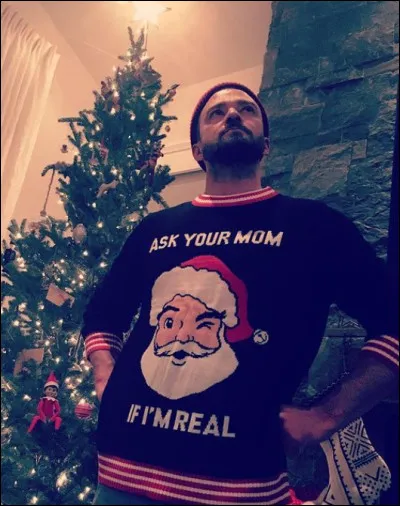 Qui est ce chanteur fier de son pull moche de No&euml;l ?