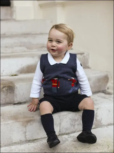 Qui est ce jeune enfant sur les marches des escaliers ?