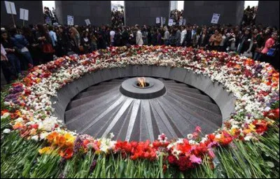 Lequel de ces Etats a été longuement décrit par Pierre Vidal-Naquet comme étant négationniste, concernant le génocide arménien ?