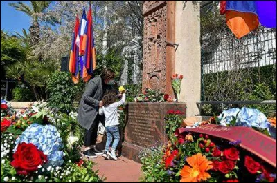 En quelle année le tout premier mémorial de ce génocide fut-il réalisé ?