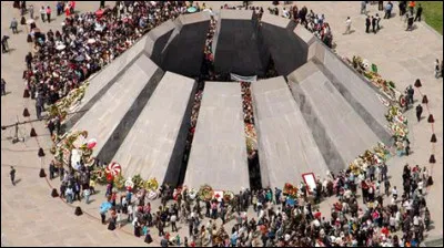 Quelle mention retrouvait-on sur le statut d'apatride des Arméniens accueillis en France à l'époque ?