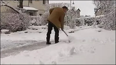 J'irai bien aider cet homme à déneiger, mais pour cela je dois me rendre à Saint-Agrève. Commune de moyenne montagne, dans l'arrondissement de Tournon-sur-Rhône, elle se situe dans le département ...