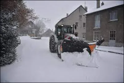 Ce tracteur déneige les rues des Estables, village Altiligérien situé en région ...