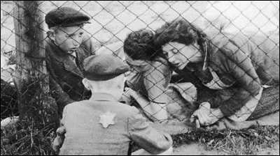 A quelle heure le couvre-feu quotidien débute-t-il pour les populations juives des ghettos polonais ?