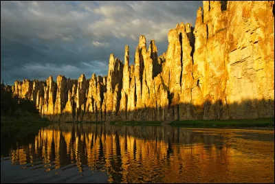 Quel est ce parc national, classé à l'Unesco, connu pour ses spectaculaires formations rocheuses et pour abriter des fossiles remontant au Cambrien, soit environ 500 millions d'années avant notre ère ?