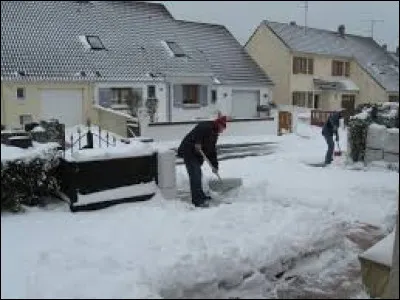 Ces personnes déneigent devant leurs maison, à Méricourt. Ville de la Communauté d'agglomération Lens-Liévin, elle se situe dans le département ...