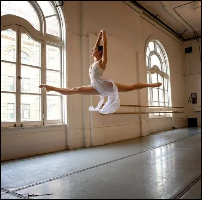 Que fait cette fille ?