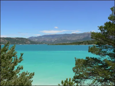 Un des coins les plus touristiques de la France, formé de gorges, de lacs et de villages perchés, c'est ?