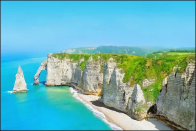 Pays normand situé entre mer et Seine, doté d'une côté à falaises, patrie de grands écrivains comme Maupassant ou Flaubert, c'est ?