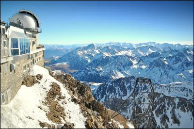 C'est un pays de vallées chatoyantes, de petites villes touristiques et thermales mais aussi de sommets enneigés. Il connaît le plus grand pèlerinage de France (Lourdes) et d'un observatoire perché... c'est ?