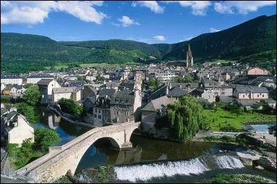 Terre de basses montagnes, peu peuplée, de vallées froides et boisées, elle fut jadis le théâtre d'action d'une bête mythique qui terrorisait la région, c'est... ?