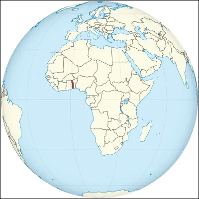 Ce petit pays s'étire tout en longueur, environ 700 km de long pour 50 à 150 km de large, l'érosion y est très importante : en six ans, l'eau a avancé de 140 m. Quel est ce pays ?