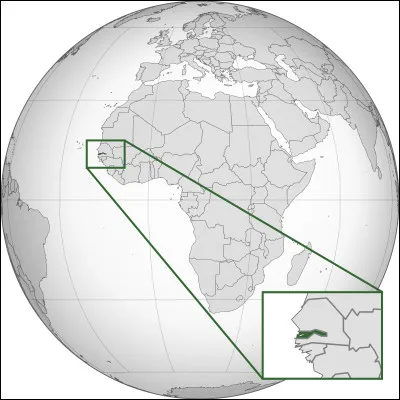 Ce pays est quasiment enclavé dans le Sénégal. Sa forme est particulière car il recouvre un fleuve, quel est-il ?