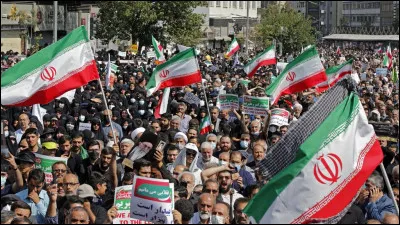 À partir du 16 septembre, d'importantes manifestations ont eu lieu en Iran suite à la mort de Mahsa Amini, 22 ans, trois jours après avoir été arrêtée par la police des murs iranienne. Que lui reprochait-on ?