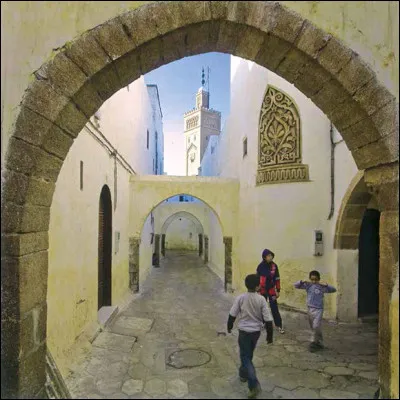 Ville : Quel est le nom de ce quartier aux marchés traditionnels, où règne une atmosphère détendue avec une architecture française et marocaine ?