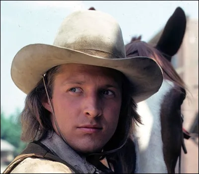 Lacteur Bruce Boxleitner est connu pour avoir joué dans le film « Tron » en 1982, dans la série « Les deux font la paire », et à nouveau dans « Tron : L'Héritage » en 2010. Dans La Conquête de l'Ouest, il est contraint de fuir sans arrêt car il est recherché pour des crimes quil na pas commis. Il sappelle